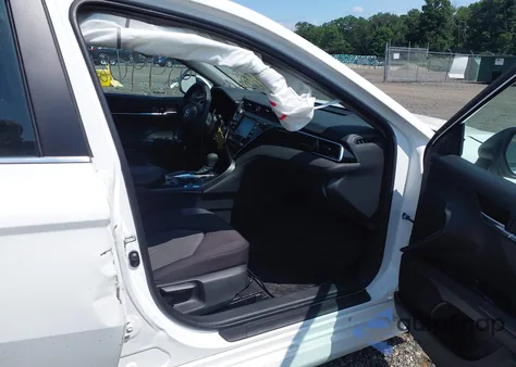 2018 Toyota Camry Le z USA, uszkodzony, nr VIN 4T1B11HK5JU551693